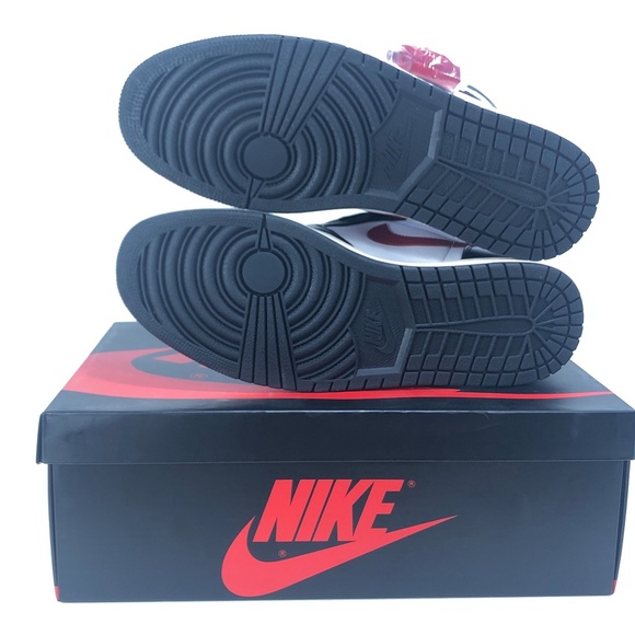 >SOLD - $300< Nike Air Jordan 1 Retro High OG - Picture 3 of 8